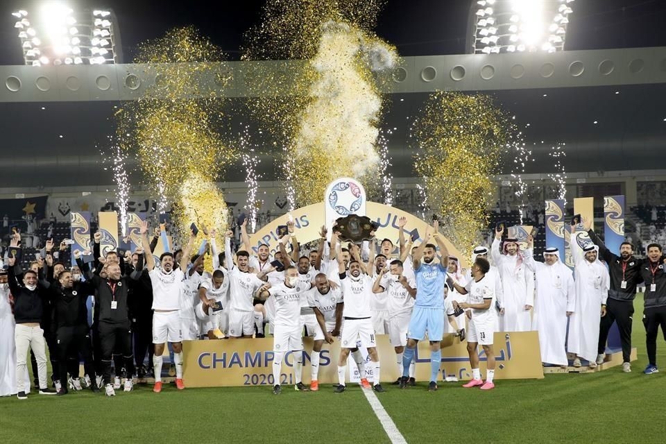 Đội bóng do Xavi dẫn dắt ăn mừng chức vô địch Đội bóng do Xavi dẫn dắt ăn mừng chức vô địch