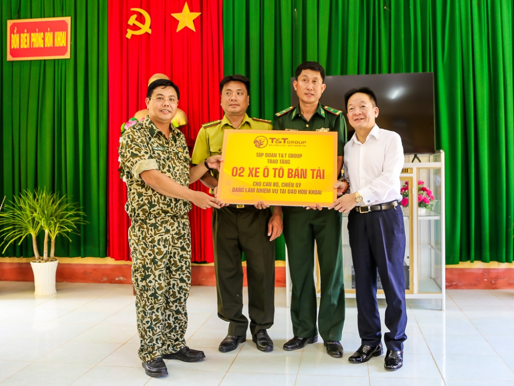 Lãnh đạo tỉnh Cà Mau và T&T Group thăm, tặng quà cán bộ chiến sỹ làm nhiệm vụ trên đảo Hòn Khoai