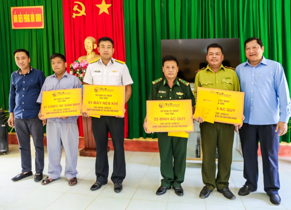 Lãnh đạo tỉnh Cà Mau và T&T Group thăm, tặng quà cán bộ chiến sỹ làm nhiệm vụ trên đảo Hòn Khoai