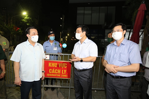 Phó Chủ tịch UBND TP Hà Nội Chử Xuân Dũng kiểm tra quy trình cách ly, phòng dịch của chung cư Viễn Đông Star