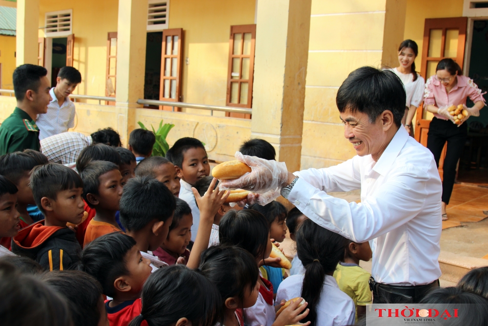 Em lớn lên cùng bánh mì bộ đội