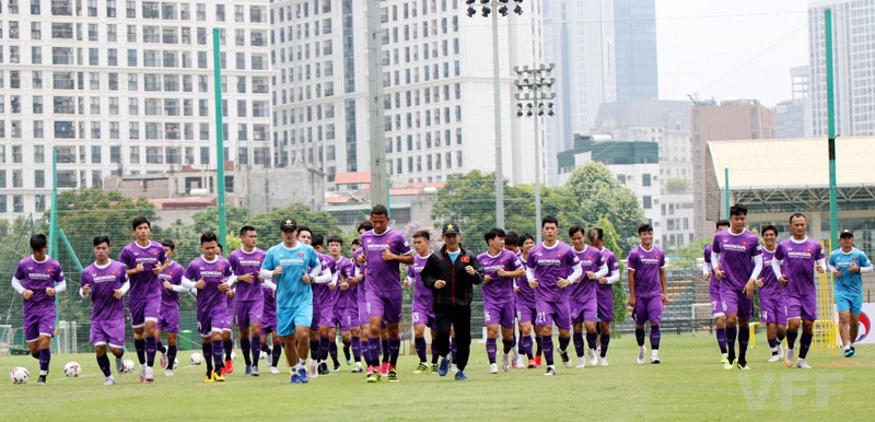 Vòng loại World Cup 2022: Công Phượng, Quang Hải vã mồ hôi giữa thời tiết gần 40 độ ở Hà Nội Công Phượng, Quang Hải vã mồ hôi giữa thời tiết nắng nóng ở Hà Nội