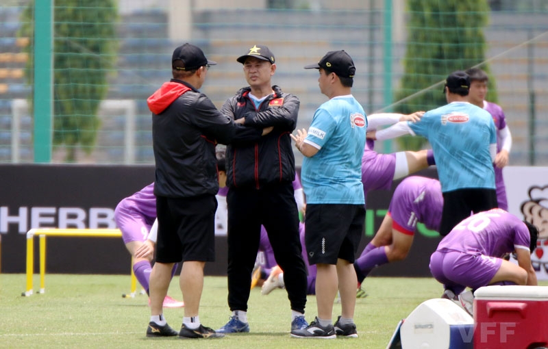 Vòng loại World Cup 2022: Công Phượng, Quang Hải vã mồ hôi giữa thời tiết gần 40 độ ở Hà Nội Công Phượng, Quang Hải vã mồ hôi giữa thời tiết nắng nóng ở Hà Nội