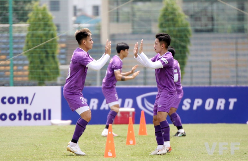 Vòng loại World Cup 2022: Công Phượng, Quang Hải vã mồ hôi giữa thời tiết gần 40 độ ở Hà Nội Công Phượng, Quang Hải vã mồ hôi giữa thời tiết nắng nóng ở Hà Nội