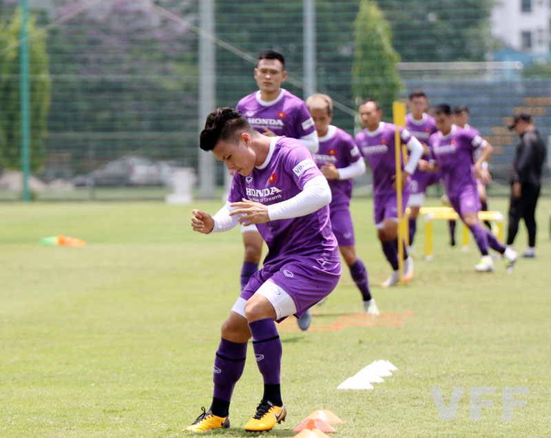 Vòng loại World Cup 2022: Công Phượng, Quang Hải vã mồ hôi giữa thời tiết gần 40 độ ở Hà Nội Công Phượng, Quang Hải vã mồ hôi giữa thời tiết nắng nóng ở Hà Nội