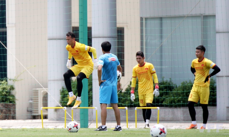 Vòng loại World Cup 2022: Công Phượng, Quang Hải vã mồ hôi giữa thời tiết gần 40 độ ở Hà Nội Công Phượng, Quang Hải vã mồ hôi giữa thời tiết nắng nóng ở Hà Nội