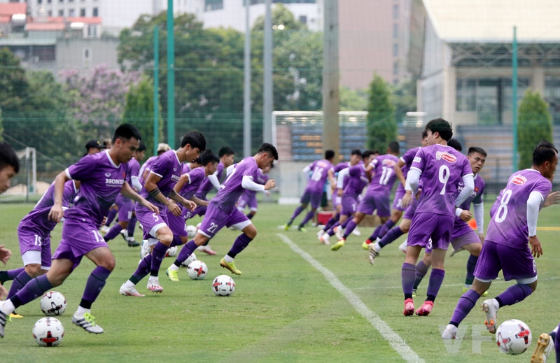 Vòng loại World Cup 2022: Công Phượng, Quang Hải vã mồ hôi giữa thời tiết gần 40 độ ở Hà Nội Công Phượng, Quang Hải vã mồ hôi giữa thời tiết nắng nóng ở Hà Nội