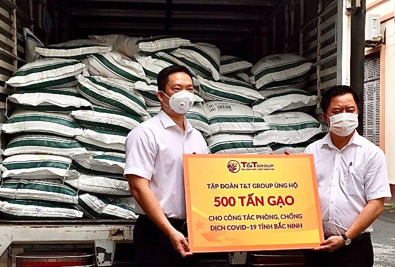 Đại diện Tập đoàn T&T Group trao ủng hộ cho lãnh đạo tỉnh Bắc Giang 
