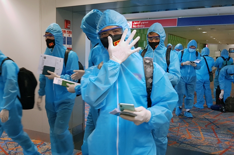 VFF   ĐT Việt Nam làm thủ tục nhập cảnh tại sân bay Dubai trong trang phục bảo hộ phòng ngừa COVID-19