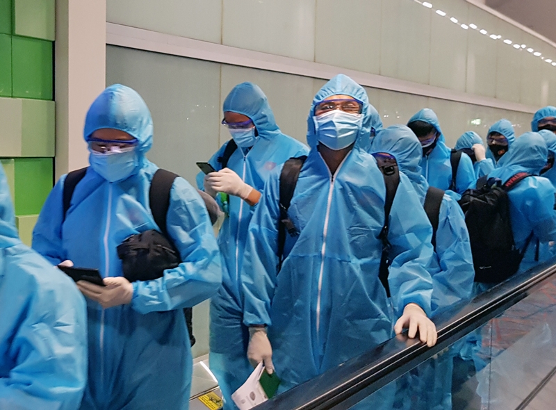 VFF   ĐT Việt Nam làm thủ tục nhập cảnh tại sân bay Dubai trong trang phục bảo hộ phòng ngừa COVID-19