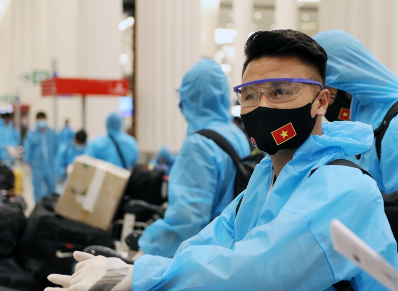 VFF   ĐT Việt Nam làm thủ tục nhập cảnh tại sân bay Dubai trong trang phục bảo hộ phòng ngừa COVID-19