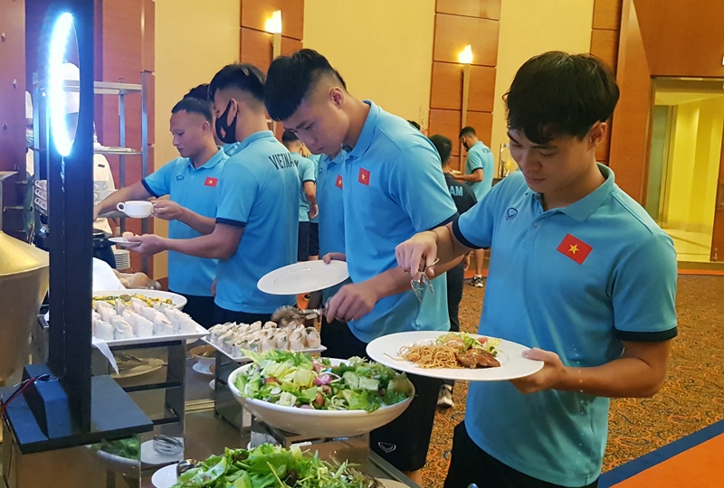 VFF   ĐT Việt Nam làm thủ tục nhập cảnh tại sân bay Dubai trong trang phục bảo hộ phòng ngừa COVID-19