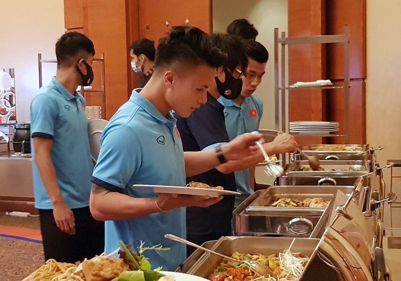 VFF   ĐT Việt Nam làm thủ tục nhập cảnh tại sân bay Dubai trong trang phục bảo hộ phòng ngừa COVID-19