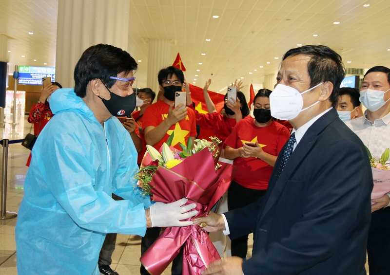 VFF - ĐT Việt Nam làm thủ tục nhập cảnh tại sân bay Dubai trong trang phục bảo hộ phòng ngừa COVID-19