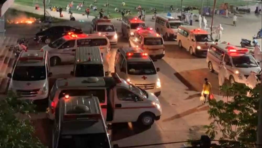 Hàng trăm xe cứu thương đưa người đi cách ly ngay trong đêm (Ảnh báo Bắc Giang)