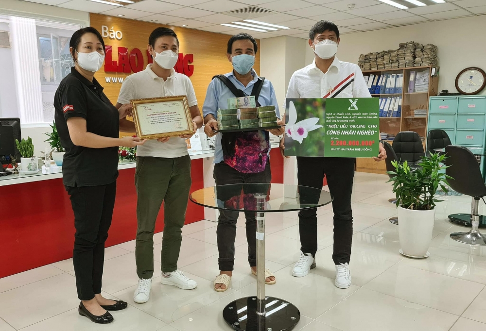 MC Quyền Linh tiếp tục ủng hộ 2,2 tỷ đồng cho quỹ vắc xin
