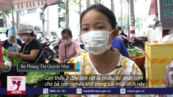 Bé gái 10 tuổi làm cơm ủng hộ người dân chống dịch