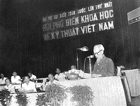 Ngày 18-5-1963, Chủ tịch Hồ Chí Minh đến dự và phát biểu tại Đại hội Đại biểu Hội Phổ biến khoa học và kỹ thuật (KH&KT) Việt Nam toàn quốc lần thứ nhất - Ảnh tư liệu