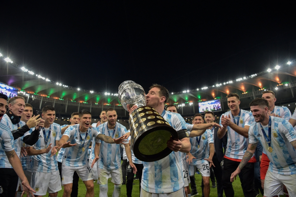 Bị khủng bố đặt bom trên máy bay, Messi và gia đình sơ tán khẩn cấp