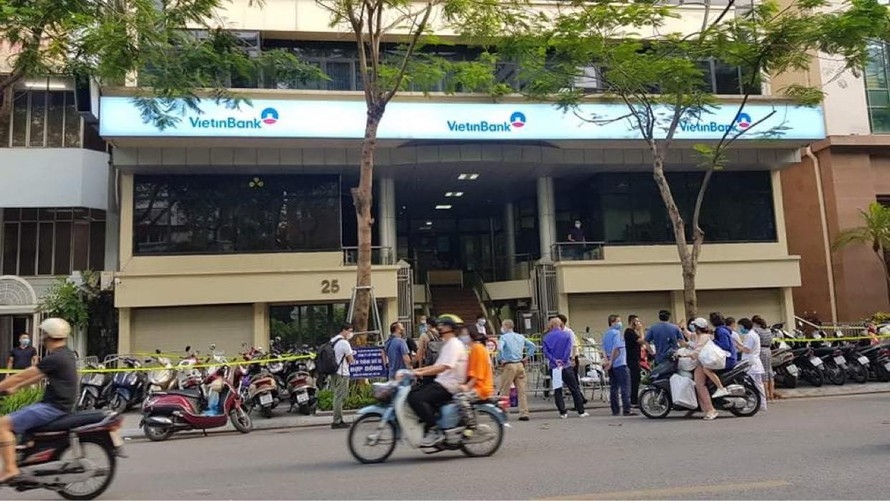 Nữ nhân viên ngân hàng mắc Covid-19 chưa rõ nguồn lây