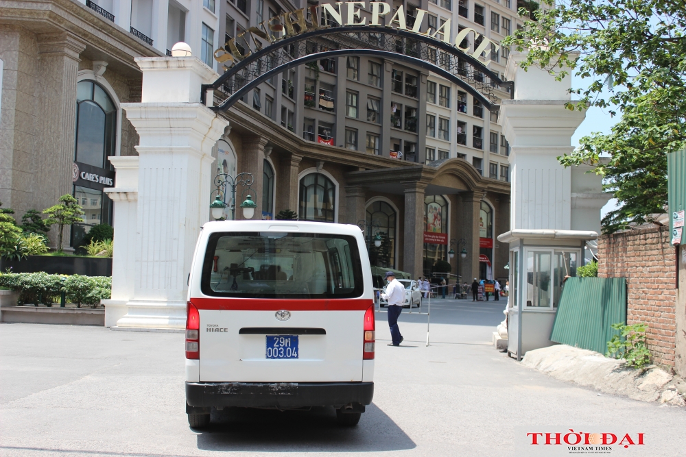 Hà Nội phong tỏa chung cư và ngân hàng liên quan đến nữ bệnh nhân mắc COVID-19 mới Hình ảnh phong tỏa chung cư Sunshine và ngân hàng liên quan đến nữ bệnh nhân mắc COVID-19 ở Hà Nội