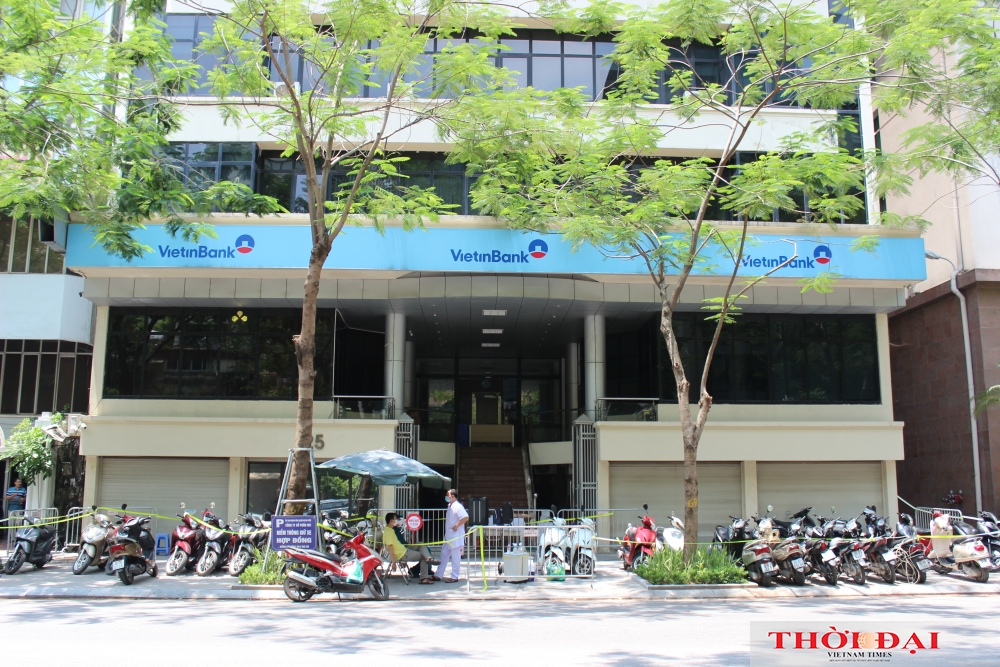 Hà Nội phong tỏa chung cư và ngân hàng liên quan đến nữ bệnh nhân mắc COVID-19 mới Hình ảnh phong tỏa chung cư Sunshine và ngân hàng liên quan đến nữ bệnh nhân mắc COVID-19 ở Hà Nội