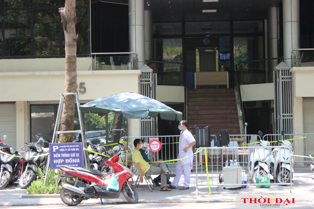 Hà Nội phong tỏa chung cư và ngân hàng liên quan đến nữ bệnh nhân mắc COVID-19 mới Hình ảnh phong tỏa chung cư Sunshine và ngân hàng liên quan đến nữ bệnh nhân mắc COVID-19 ở Hà Nội