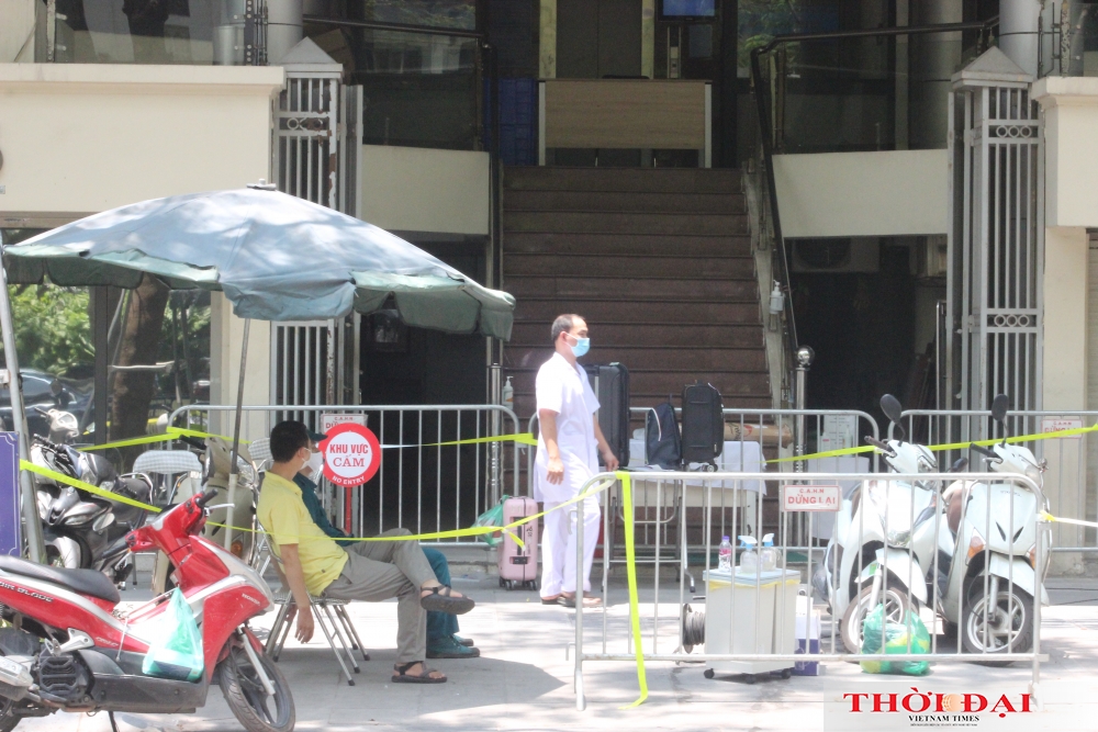Hà Nội phong tỏa chung cư và ngân hàng liên quan đến nữ bệnh nhân mắc COVID-19 mới Hình ảnh phong tỏa chung cư Sunshine và ngân hàng liên quan đến nữ bệnh nhân mắc COVID-19 ở Hà Nội