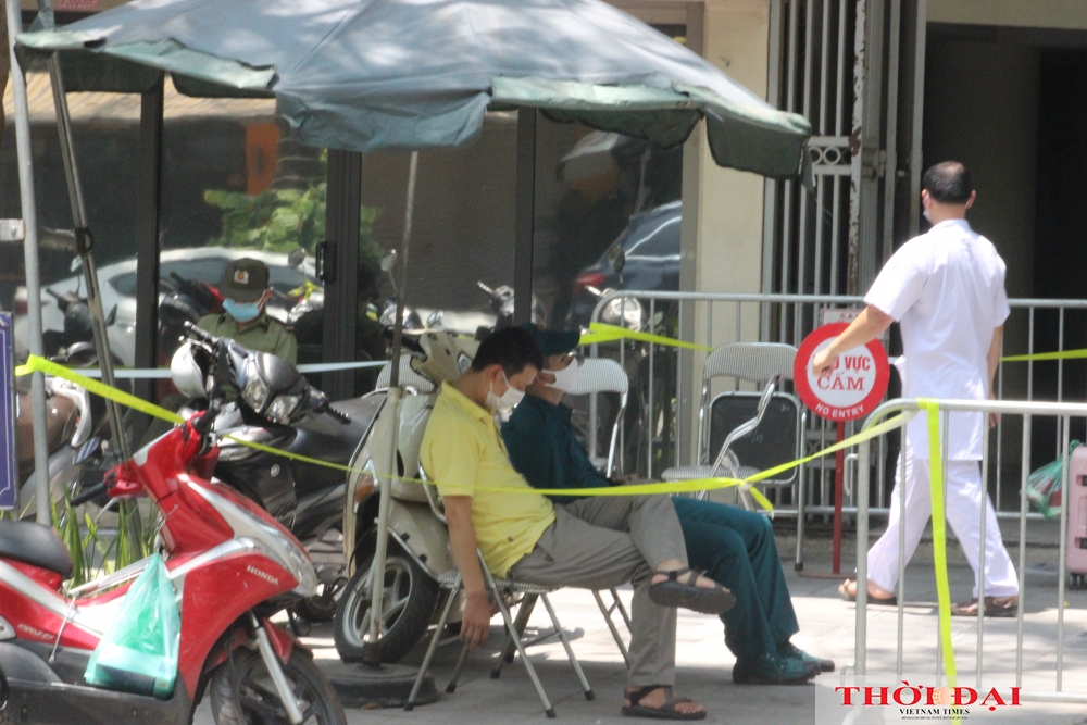Hà Nội phong tỏa chung cư và ngân hàng liên quan đến nữ bệnh nhân mắc COVID-19 mới Hình ảnh phong tỏa chung cư Sunshine và ngân hàng liên quan đến nữ bệnh nhân mắc COVID-19 ở Hà Nội