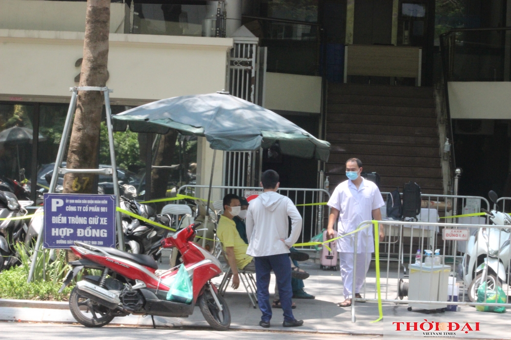 Hà Nội phong tỏa chung cư và ngân hàng liên quan đến nữ bệnh nhân mắc COVID-19 mới Hình ảnh phong tỏa chung cư Sunshine và ngân hàng liên quan đến nữ bệnh nhân mắc COVID-19 ở Hà Nội