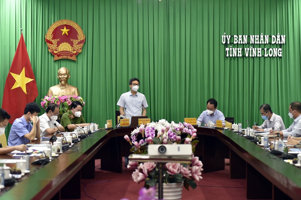 Phó Thủ tướng Vũ Đức Đam đánh giá cao nỗ lực, cố gắng của tỉnh Vĩnh Long trong phòng, chống dịch, bảo đảm đời sống cho người dân, đặc biệt là người nghèo, mưu sinh hàng ngày, không có tích luỹ. Ảnh: VGP/Đình Nam