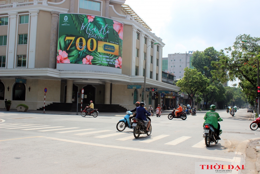 Đường phố Hà Nội vẫn tấp nập người đi lại trong ngày đầu giãn cách xã hội theo Chỉ thị 16