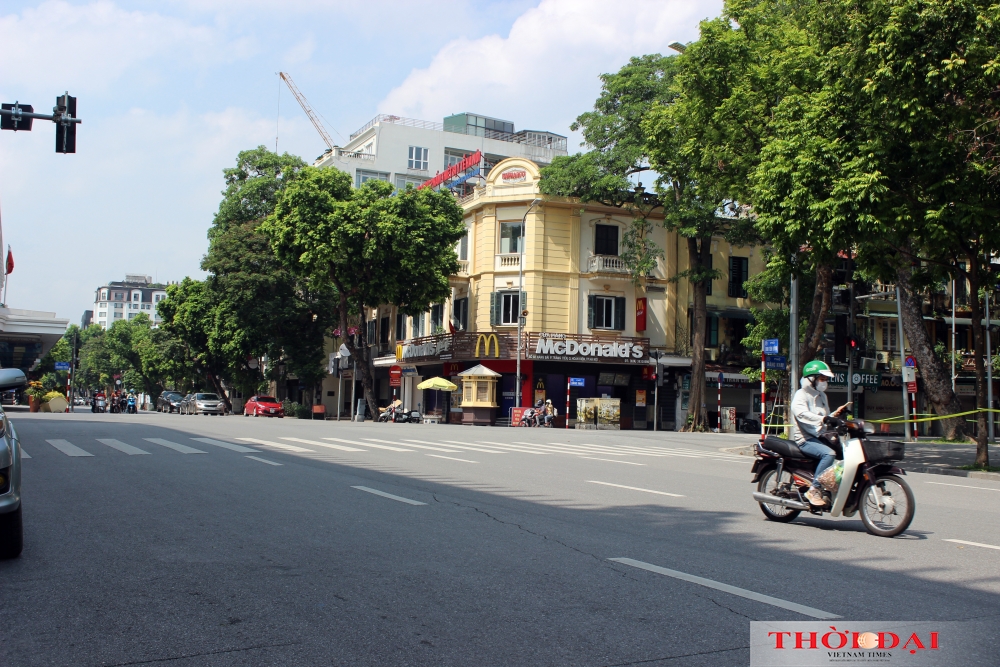 Đường phố Hà Nội vẫn tấp nập người đi lại trong ngày đầu giãn cách xã hội theo Chỉ thị 16