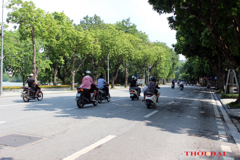 Đường phố Hà Nội vẫn tấp nập người đi lại trong ngày đầu giãn cách xã hội theo Chỉ thị 16