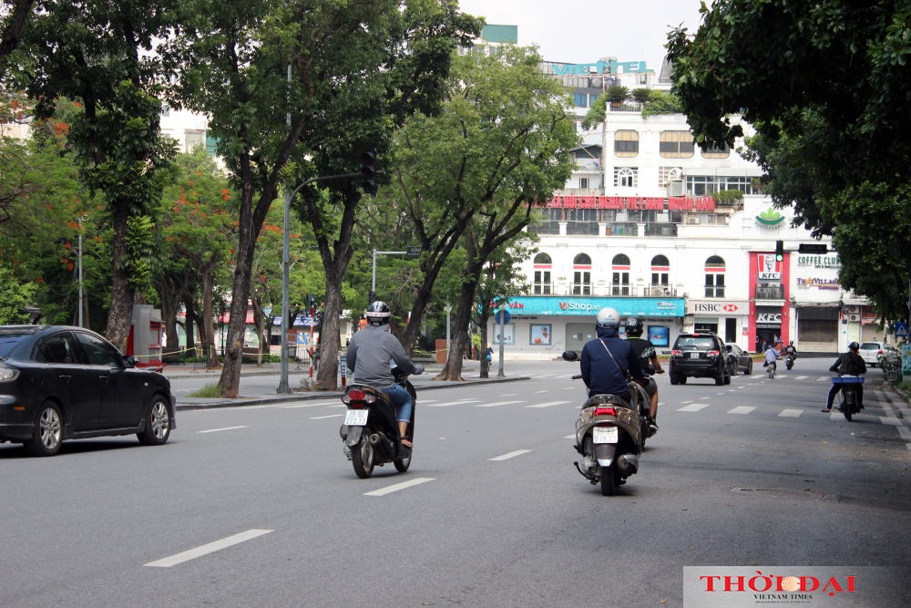 Đường phố Hà Nội vẫn tấp nập người đi lại trong ngày đầu giãn cách xã hội theo Chỉ thị 16