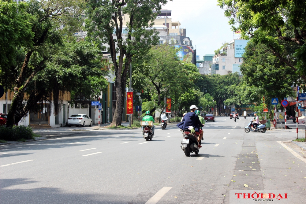 Đường phố Hà Nội vẫn tấp nập người đi lại trong ngày đầu giãn cách xã hội theo Chỉ thị 16