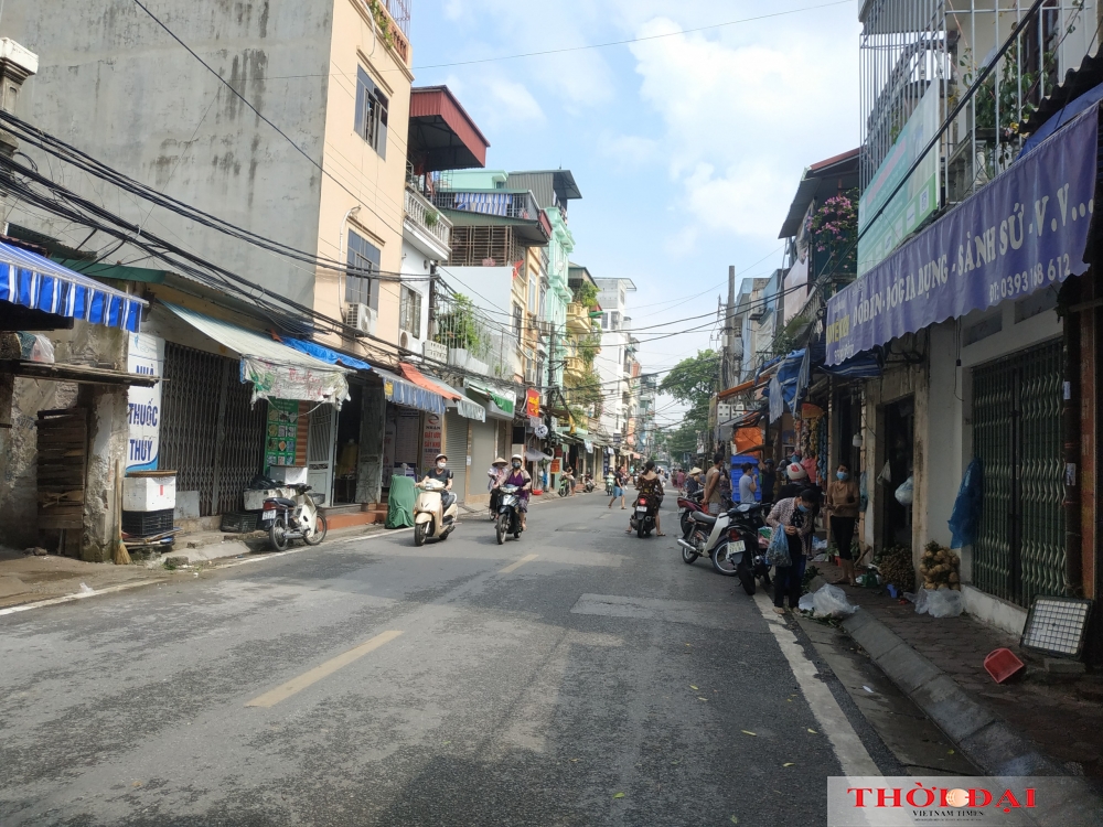 Đường phố Hà Nội vẫn tấp nập người đi lại trong ngày đầu giãn cách xã hội theo Chỉ thị 16