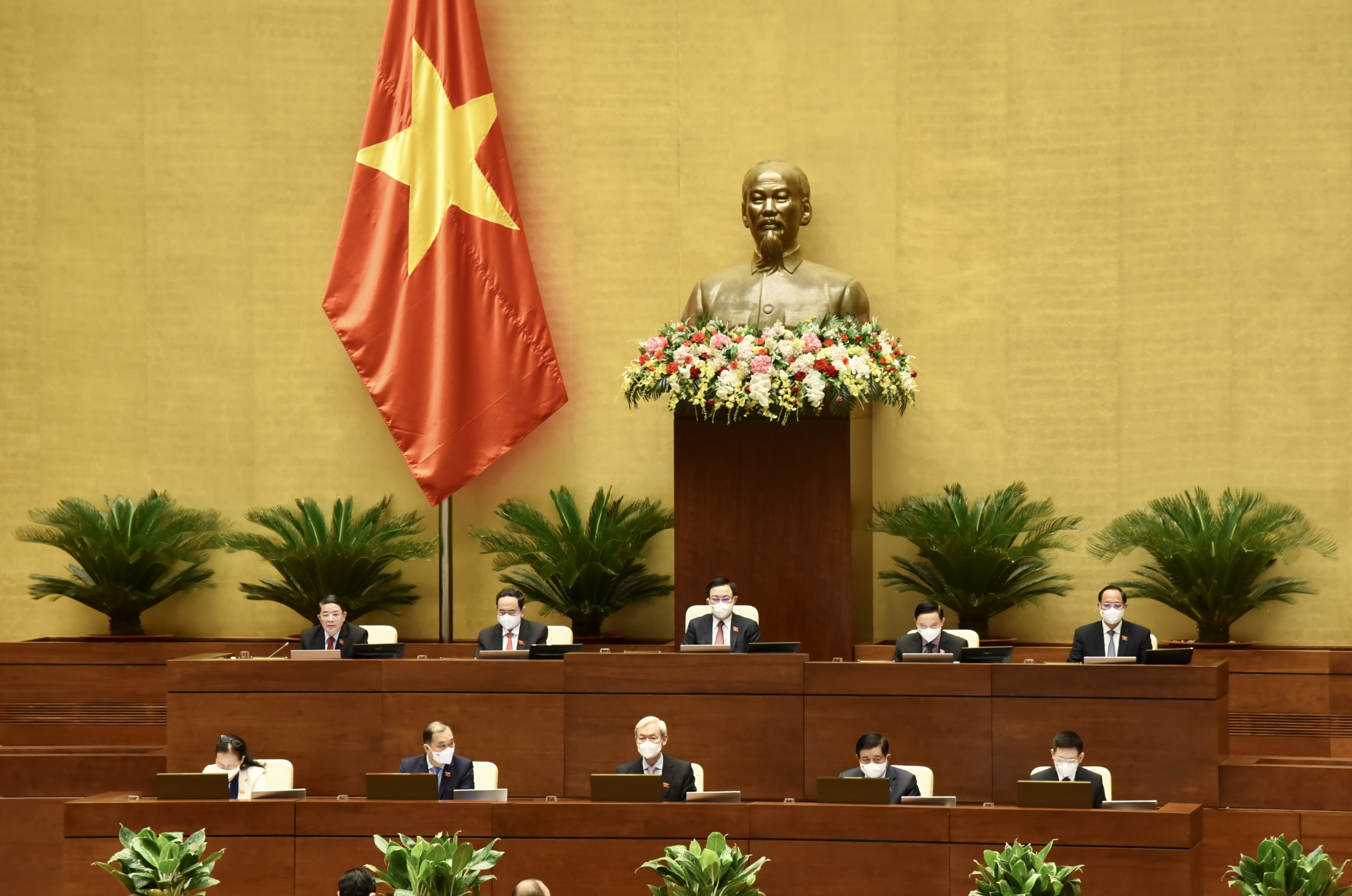 Quốc hội thảo luận các giải pháp thực hiện kế hoạch phát triển kinh tế - xã hội và chống dịch COVID-19