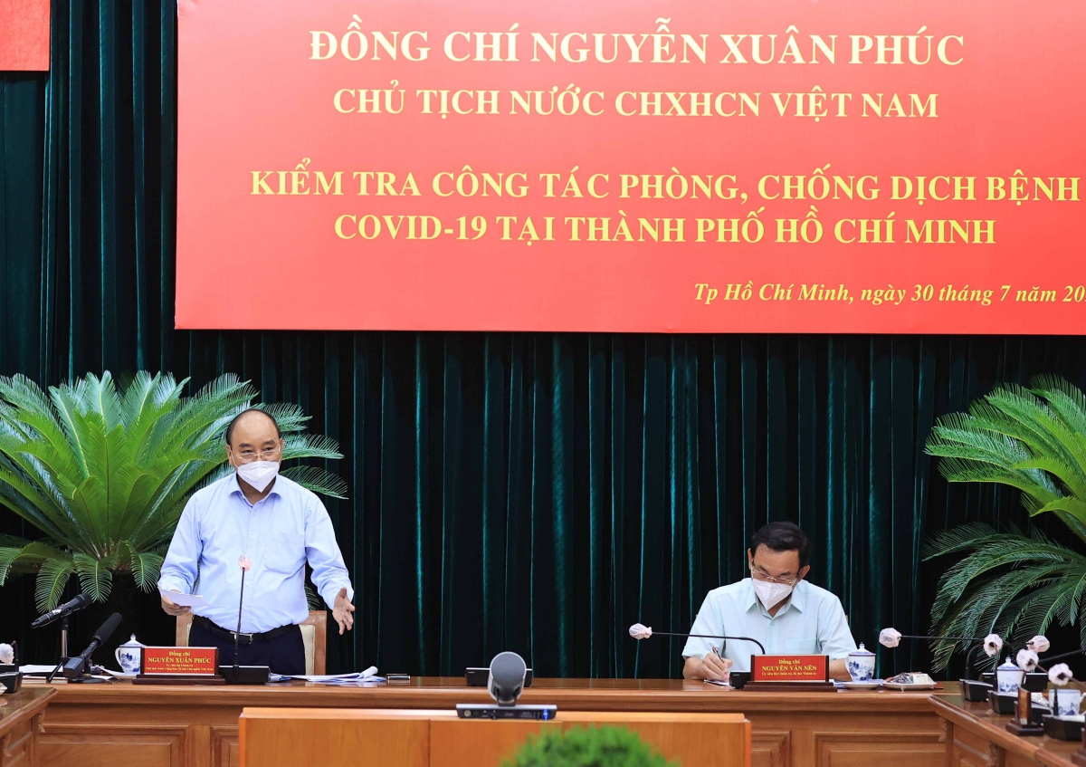 Chủ tịch nước Nguyễn Xuân Phúc: Giãn cách phải gắn chặt với chăm lo đời sống người dân