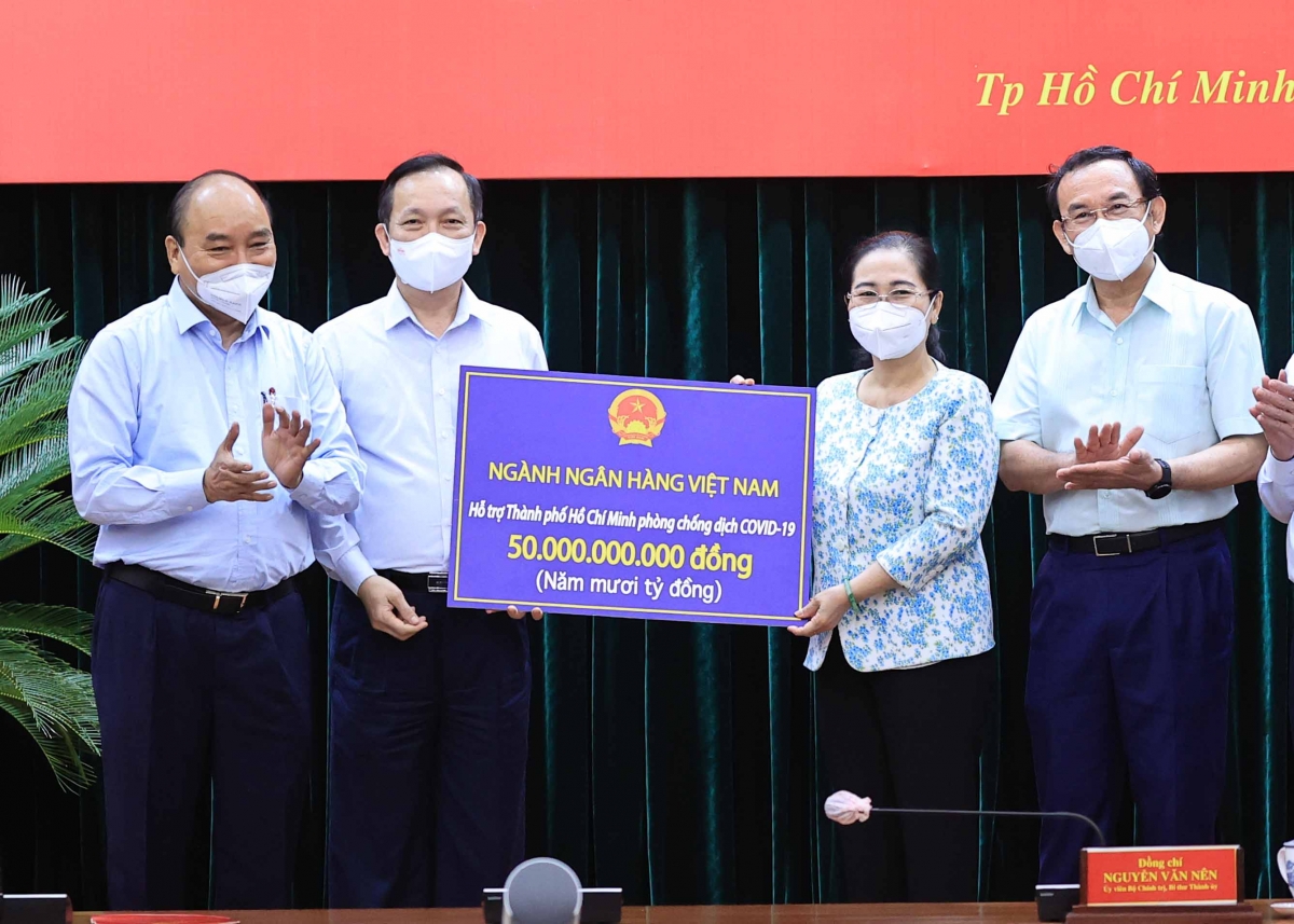 Chủ tịch nước Nguyễn Xuân Phúc: Giãn cách phải gắn chặt với chăm lo đời sống người dân