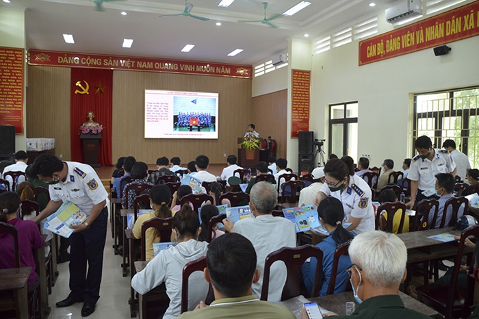 Bộ Tư lệnh Vùng Cảnh sát biển 1 tuyên truyền về Luật Cảnh sát biển Việt Nam, Luật Phòng, chống ma túy cho nhân dân trên địa bàn. (Ảnh Bộ QP)