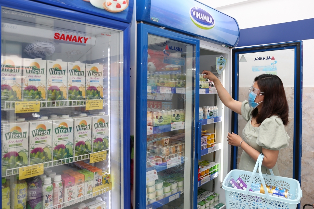 Vinamilk triển khai chương trình hỗ trợ quà tặng để trợ giá mùa dịch lên đến gần 170 tỷ đồng Vinamilk triển khai chương trình hỗ trợ quà tặng để trợ giá mùa dịch lên đến gần 170 tỷ đồng