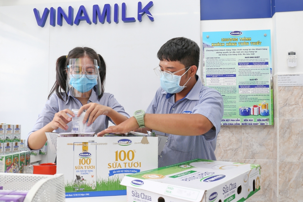 Vinamilk triển khai chương trình hỗ trợ quà tặng để trợ giá mùa dịch lên đến gần 170 tỷ đồng Vinamilk triển khai chương trình hỗ trợ quà tặng để trợ giá mùa dịch lên đến gần 170 tỷ đồng