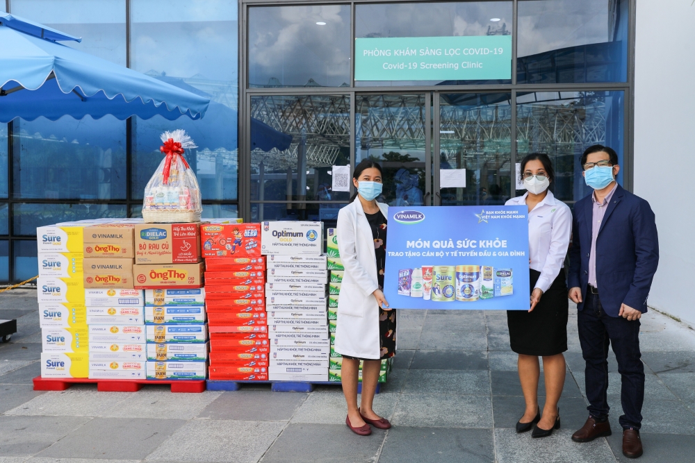 Vinamilk triển khai chương trình hỗ trợ quà tặng để trợ giá mùa dịch lên đến gần 170 tỷ đồng Vinamilk triển khai chương trình hỗ trợ quà tặng để trợ giá mùa dịch lên đến gần 170 tỷ đồng