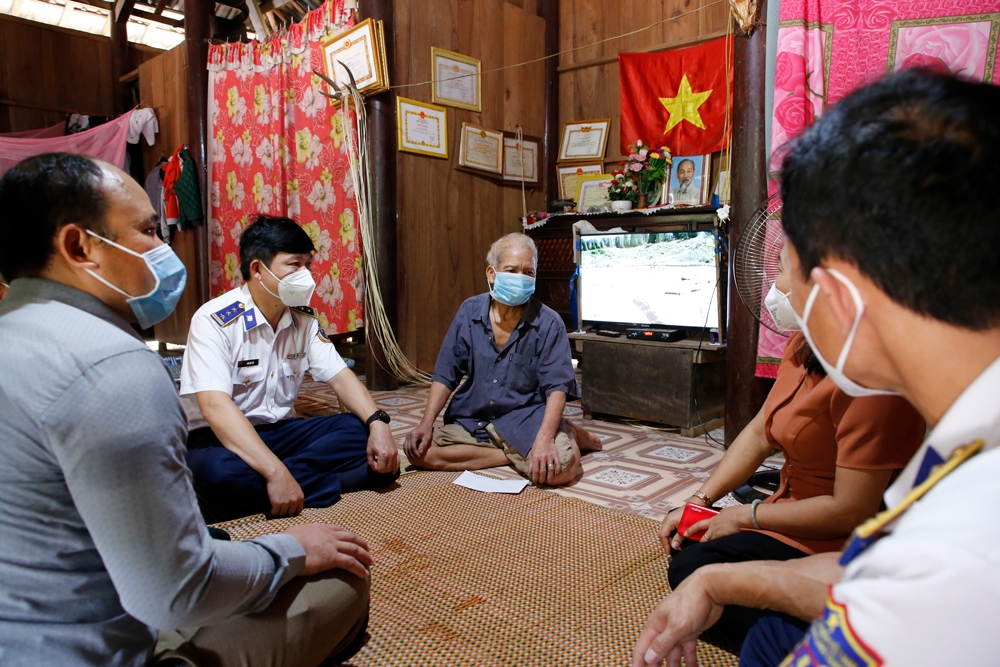 Bộ Tư lệnh Vùng Cảnh sát biển 2 tặng quà hỗ trợ đồng bào khó khăn tại Quảng Nam