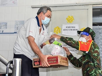 luc luong quan doi den tung ngo go cua tung nha de trao nhu yeu pham cho nguoi dan tphcm