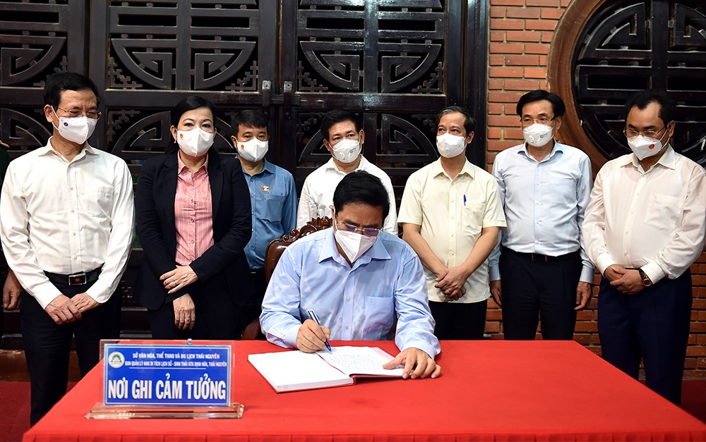 Tạo mọi điều kiện cho con em đồng bào các dân tộc có cuộc sống, môi trường học tập và rèn luyện tốt hơn