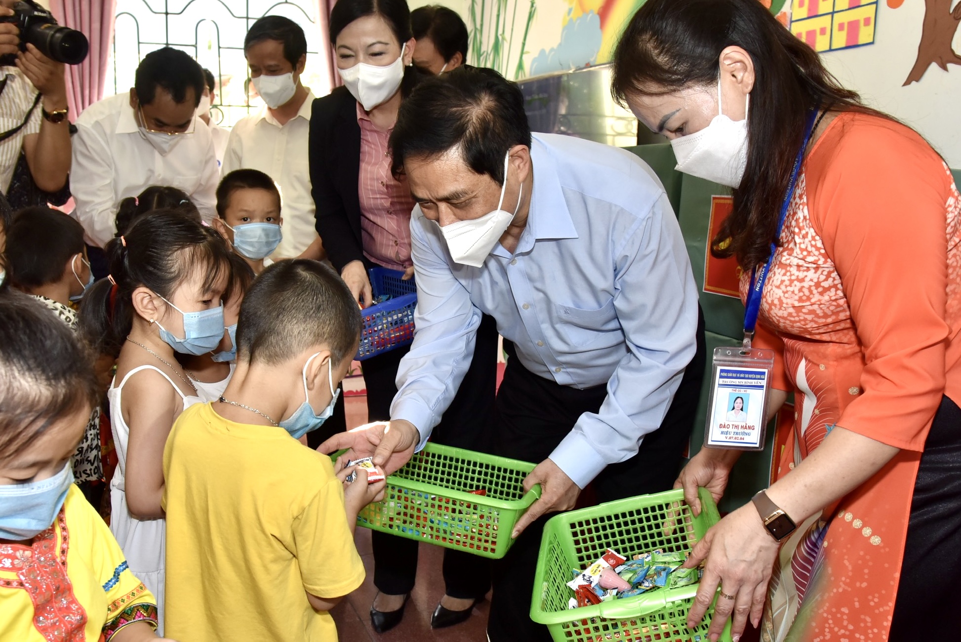 Tạo mọi điều kiện cho con em đồng bào các dân tộc có cuộc sống, môi trường học tập và rèn luyện tốt hơn