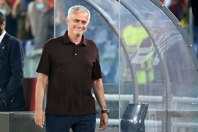 AS Roma lên đầu bảng xếp hạng, HLV Mourinho ăn mừng như vô địch