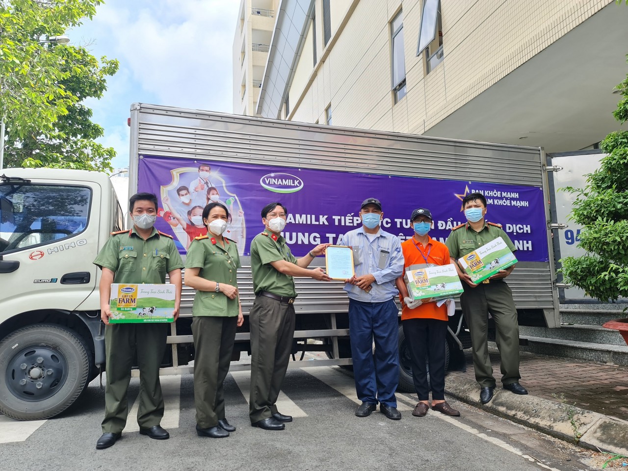 Vinamilk đóng góp hơn 95 tỷ đồng cùng Chính phủ, tuyến đầu, cộng đồng chống dịch COVID-19